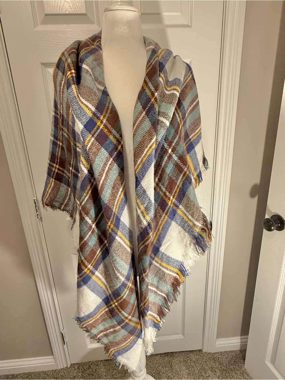 Cozy Plaid Fringed Throw in White, Blue, Brown